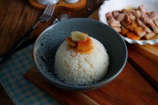 这样子一份五花肉焖饭就完成了，再配上一点泡姜真当是有味哦。