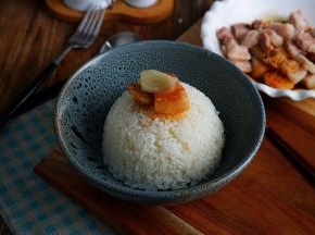 这样子一份五花肉焖饭就完成了，再配上一点泡姜真当是有味哦。