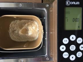 将除橄榄油外的饼皮材料投入面包桶内，静置10分钟