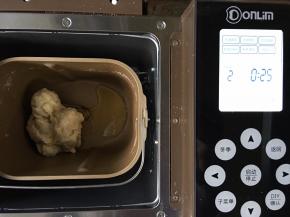 加入橄榄油，再次启动披萨面团程序，在面团发酵前取出