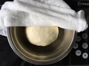 盖上一块湿润的纱布，放置温暖处进行基础发酵