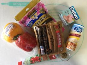 准备披萨所需的馅料，提前将彩椒切成想要的形状，鸡肉肠切片，青豆沸水锅中焯烫熟，沥干水份待用