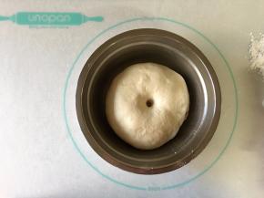 面团发酵至2.5倍大取出，重新排气，滚圆