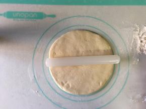 用擀面杖擀成21cm8寸大小的圆饼