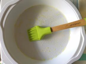 在烤盘中刷上一层橄榄油