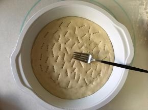 铺上饼皮，再用叉子在饼皮中间叉上一些小洞；饼皮放室温下发酵20分钟
