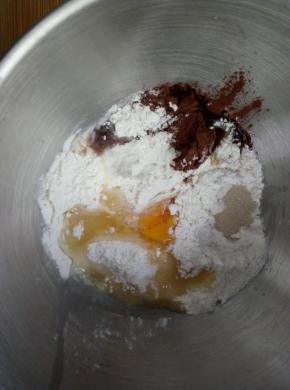 把主料中的原料，除了黄油都放到厨师机搅拌缸里；