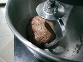 开启厨师机1档，将原料混合成面团，并挂在搅拌钩上，大约1分钟；