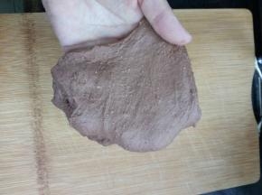 厨师机转到2档，1分钟左右，混合面团，然后3档2分钟，这时候就一块面团，能拉出大片的膜；