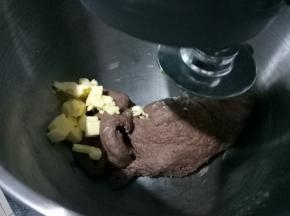 放入黄油，厨师机开1档，混合黄油和面团，大约2分钟，搅拌缸壁上没有成块的黄油，改2档，搅拌3分钟，然后3档10分钟；
