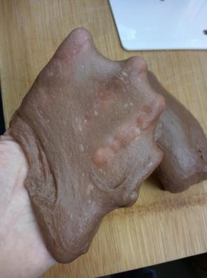 取出面团，因为面团的的柔顺性不好，因此我又摔了3分钟，这个出膜就比较光滑了；