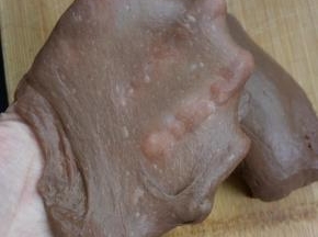 取出面团，因为面团的的柔顺性不好，因此我又摔了3分钟，这个出膜就比较光滑了；