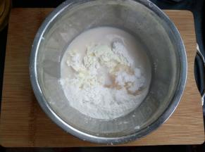 现在制造麻薯，辅料所有材料放入盆中；