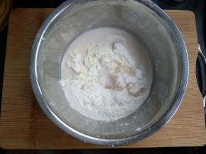 现在制造麻薯，辅料所有材料放入盆中；