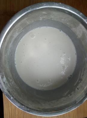 用手抽搅拌均匀成糊状；