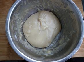 放入锅中大火蒸约20分钟，判断熟没熟可以用筷子戳进麻薯，没有生粉带出来就可以了，
取出晾至稍凉，加入黄油，揉匀黄油全部吸收备用；