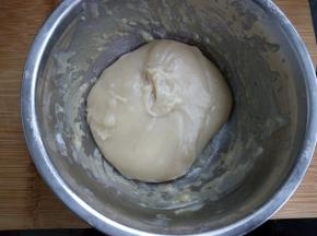 放入锅中大火蒸约20分钟，判断熟没熟可以用筷子戳进麻薯，没有生粉带出来就可以了，
取出晾至稍凉，加入黄油，揉匀黄油全部吸收备用；