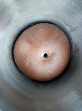 一发好的面团的状态，用手指戳进面团里，不回缩，不塌陷就可以了，不然发酵过度面包发酸；