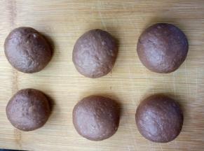 取出面团，分割成六份，滚圆，盖上保鲜膜松弛20分钟；