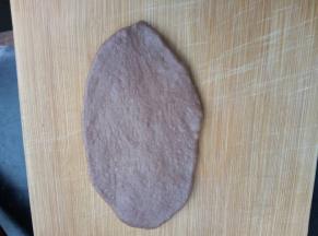 将小面团擀开；