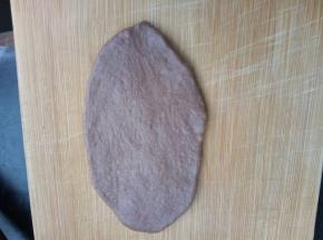 将小面团擀开；