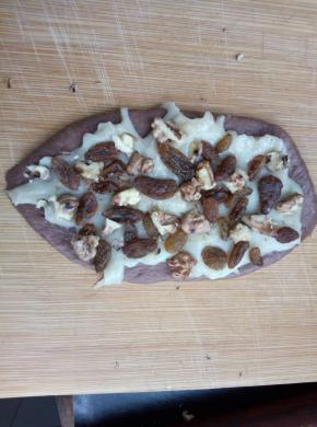 均匀放上葡萄干、核桃仁，用手轻压一下；