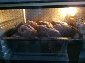 放入提前预热到180度的烤箱内，烤20分钟；