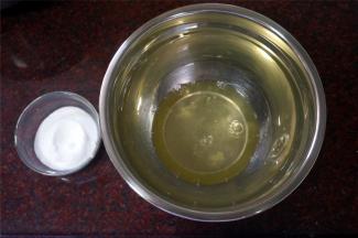 将蛋黄蛋白分离。