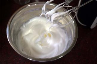 将45克细砂糖，分三次加入到蛋清中，打发至大湾沟状态。