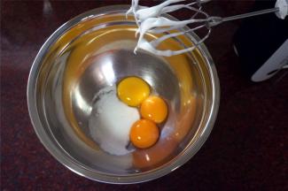 接着将30克细砂糖加入到蛋黄中。