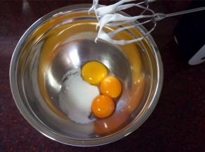 接着将30克细砂糖加入到蛋黄中。
