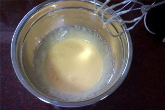 打至蛋黄糊发白蓬松即可。