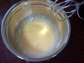 打至蛋黄糊发白蓬松即可。