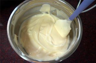 将蛋白糊和蛋黄糊切拌均匀。