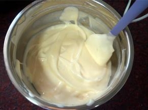 将蛋白糊和蛋黄糊切拌均匀。