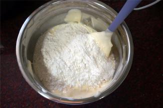 然后倒入提前过筛好的低筋粉。