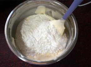 然后倒入提前过筛好的低筋粉。