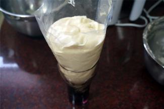 将蛋糕糊装入裱花袋。