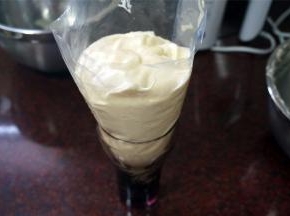 将蛋糕糊装入裱花袋。