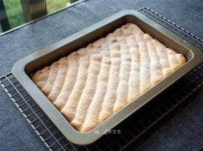 烤箱上下火185度预热，然后放入中层，烘烤12分钟左右取出，转移到冷却架上，并在表面撒上装饰用糖粉。冷却的过程，将淡奶油打发。