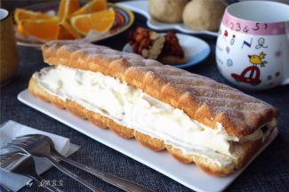 最后将蛋糕体对折成贝壳状即可，如图。吃的时候切成小片。