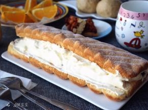 最后将蛋糕体对折成贝壳状即可，如图。吃的时候切成小片。