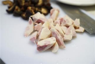 将泡好的香菇及鱼肠切好备用。