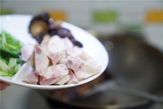 再将鱼肠下锅煎制。