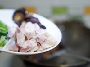 再将鱼肠下锅煎制。