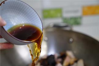 加入适量的料酒酱油及清水焖至食材熟透。