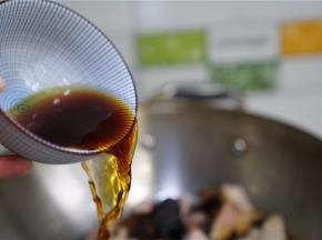 加入适量的料酒酱油及清水焖至食材熟透。