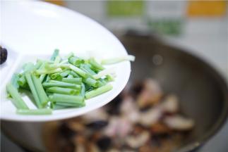 焖至锅里快要收汁，再将葱段下锅翻炒一下出味即可。