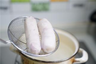 煮锅里加水将鱼肠下锅小火十分钟。