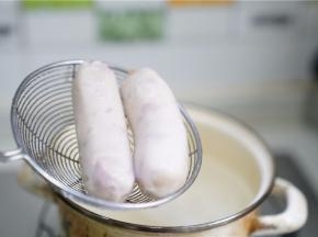 煮锅里加水将鱼肠下锅小火十分钟。